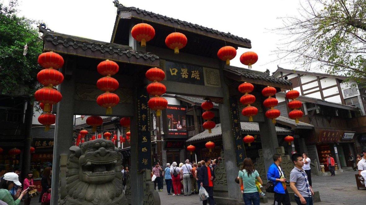 四婚迎娶“小娇妻”,他是伦敦最酷的华裔,靠“吃”打出一片天下